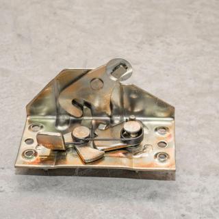 377-6105012-01 Замок двери "правый" в сб.